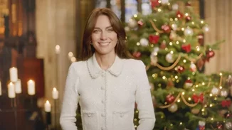 Kate Middleton | Ποζάρει μπροστά από το χριστουγεννιάτικο δέντρο με το τέλειο πανωφόρι για τις γιορτές