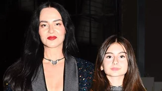 Η Ζενεβιέβ Μαζαρί σε επίδειξη μόδας με την έφηβη κόρη της | Τα looks τους