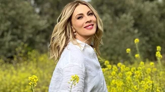 Σμαράγδα Καρύδη | Κάνει ηλιοθεραπεία στην πισίνα του εξοχικού της και ενθουσιάζει με τις αναλογίες της