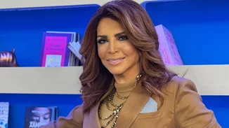 Η Μιμή Ντενίση με το μακρυμάνικο μαγιό που αγαπούν οι serfers | Η αγκαλιά με την κόρη της, Μαριτίνα