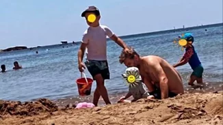 Λένα Δροσάκη | Φωτογραφίζει τον Αλέξανδρο Μπουρδούμη με τον γιο τους στην παραλία