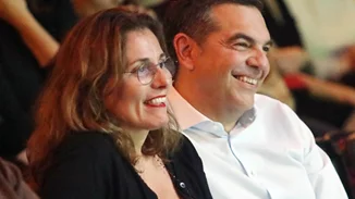 Το σοφιστικέ στιλ της Μπέττυς Μπαζιάνα | Με τον Αλέξη Τσίπρα στο θέατρο