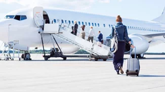 Γιατί επιβιβαζόμαστε στο αεροπλάνο πάντα από την αριστερή πλευρά;