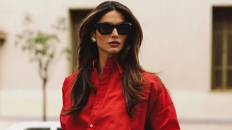 Η Ηλιάνα Παπαγεωργίου με mini μπορντό δερμάτινη φούστα | Η μοντέρνα συμβουλή μόδας που ακολούθησε