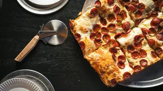 Πανεύκολη πίτσα της τεμπέλας | Το σπιτικό ζυμάρι που δεν ήξερες ότι μπορείς να φτιάξεις τόσο γρήγορα