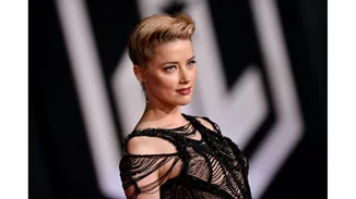 Amber Heard | To απίστευτο περπάτημά της στην πασαρέλα της L’Oreal στο Παρίσι