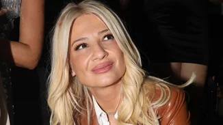 Η Φαίη Σκορδά σε σπάνια βραδινή έξοδο | Με ποιον συνεργάτη της κυκλοφόρησε;