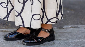 Αυτά τα μαύρα πέδιλα από τη Zara κοστίζουν μόλις 22,99 ευρώ και ταιριάζουν με όλα σου τα ανοιξιάτικα και καλοκαιρινά outfits