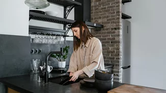 Βαριέσαι το πλύσιμο των πιάτων; Αυτό είναι το απόλυτο hack καθαριότητας με το οποίο έχουν πάθει όλοι εμμονή