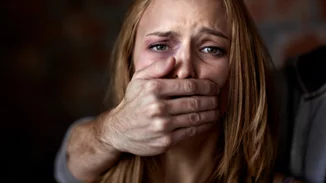 Σοκάρουν οι καταγγελίες βιασμού για Έλληνα ηθοποιό