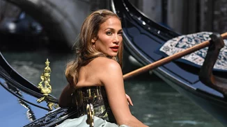 Η Jennifer Lopez υιοθέτησε την πιο όμορφη καστανή απόχρωση μαλλιών της άνοιξης