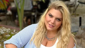 Η Δανάη Μπάρκα έγινε κατάξανθη και δεν αναγνωρίζει τον εαυτό της στον καθρέφτη