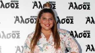 Έχεις καμπύλες; | Η Δανάη Μπάρκα φόρεσε το ιδανικό φόρεμα από Marks & Spencer για να τις αναδείξεις