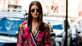 Αυτή είναι η καπιτονέ τσάντα που κρατούν όλες οι fashionistas και θα τη βρεις σε έκπτωση