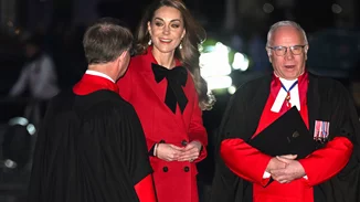 Kate Middleton | Η εμφάνισή της με κόκκινο σύνολο στη λειτουργία για τα χριστουγεννιάτικα κάλαντα