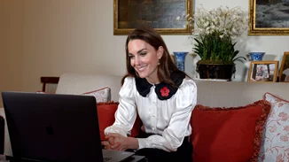 Οι μπλούζες με statement γιακά αναβαθμίζουν τα καθημερινά looks σου