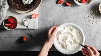 Η #1 συνήθεια που πρέπει να σταματήσουμε να κάνουμε με το γιαούρτι