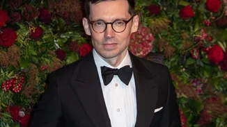 Erdem Moralioglu | Ποιος είναι ο σχεδιαστής που έκανε fashion show στην αίθουσα των Γλυπτών του Παρθενώνα