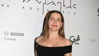 Βασιλική Τρουφάκου | Με εφαρμοστό μίντι φόρεμα και chic πέδιλα σε προχωρημένη εγκυμοσύνη