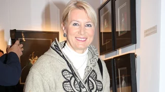 Η Νατάσα Παζαΐτη σε σπάνια εμφάνιση με πλεκτό πανωφόρι