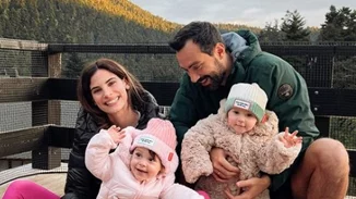 Αριάνα και Φιλίππα Τανιμανίδη | Τσουγκρίζουν αυγά φορώντας ασορτί outfits και δέχονται δεκάδες αρνητικά σχόλια