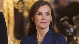 H βασίλισσα Letizia δεν προσπαθεί να κρύψει τα γκρίζα | Υιοθέτησε το χτένισμα που αποπνέει μια ήσυχη πολυτέλεια