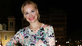 Λένα Δροσάκη | Με T-shirt και μάξι εντυπωσιακή παντελόνα σε εκδήλωση