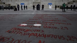 Τέμπη | Η απάντηση του Δήμου Αθηναίων για το σβήσιμο των ονομάτων των θυμάτων