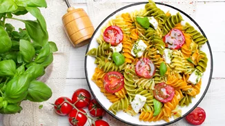 Η χωριάτικη μακαρονάδα του καλοκαιριού | Με φέτα, ντοματίνια και ελιές, έτοιμη σε λίγα λεπτά