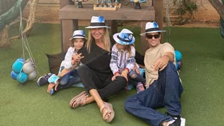 Η οικογένεια Τότσικα στόλισε και η Ρούλα Ρέβη φωτογράφισε τα δίδυμα μπροστά από το δέντρο τους