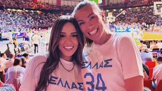 Μαζί στο γήπεδο | Μαριέττα Χρουσαλά και Καλομοίρα στον αγώνα της Εθνικής ομάδας