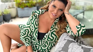 Η Δανάη Μπάρκα αναπολεί τα ράστα μαλλιά και τις διακοπές της | Το βραδινό μπάνιο στην πισίνα με το σκυλάκι