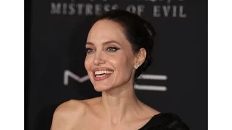 Η Angelina Jolie λυγίζει ενώπιον της Γερουσίας, μιλώντας για τη βία που υφίστανται οι γυναίκες και τα παιδιά