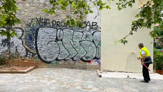 Δήμος Αθηναίων | Με μεγάλη επιχείρηση αντιγκράφιτι καθάρισαν επιφάνειες 8.200 τ.μ. της Πλάκας