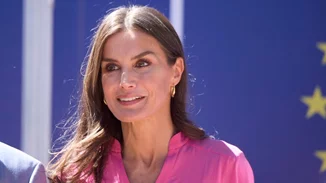 Η βασίλισσα Letizia σού δείχνει πώς να φορέσεις το τζιν με τον πιο διαχρονικά κομψό τρόπο