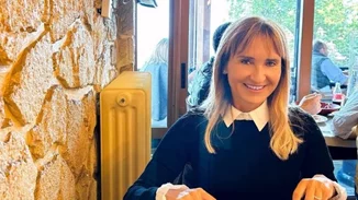 Mάρα Ζαχαρέα | Μαγειρεύει στην κουζίνα του σπιτιού της μία γευστική συνταγή (ιδανική για κρύες ημέρες)