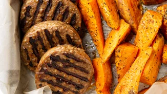 Η συνταγή της Αργυρώς για αφράτα μπιφτέκια με λεμονάτες πατάτες φούρνου