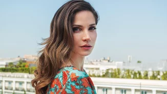 Η Κατερίνα Γερονικολού σε ηλικία 25 χρονών με strapless mini φόρεμα και έντονο μακιγιάζ σε ροζ αποχρώσεις