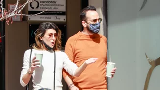 Πάνος Μουζουράκης - Τζίνα Βαρελά | Βόλτα στο κέντρο της πόλης για το ερωτευμένο ζευγάρι