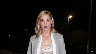 Η Μαντώ Γαστεράτου φωτογραφίζεται με τον γιο της