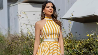 Η Σταματίνα Τσιμτσιλή φόρεσε την κομψή φούστα με κρόσσια από τη Massimo Dutti για την πόλη και το νησί