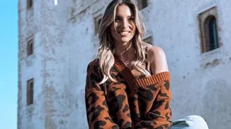 Ριγέ T-shirt, embroidered denim | Το σύνολο της Αθηνάς Οικονομάκου είναι η τέλεια πρόταση για ένα απλό αλλά και στιλάτο ανοιξιάτικο look