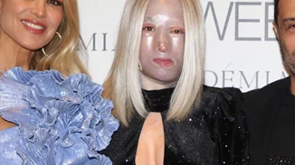 Ιωάννα Παλιοσπύρου | Η κομψή περούκα από φυσικά μαλλιά που φόρεσε στην Εβδομάδα Μόδας