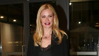 Ζέτα Μακρυπούλια | Φόρεσε το πιο ιδιαίτερο λευκό πουκάμισο που ταιριάζει τέλεια με τζιν παντελόνι