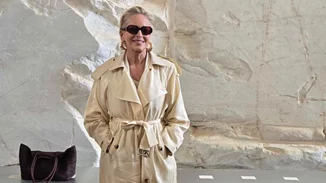 Η Sharon Stone στην Αθήνα | Η κομψή εμφάνιση με δερμάτινη καμπαρντίνα σε fashion show