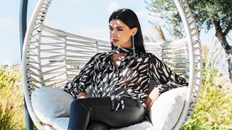 Για το γραφείο, τη χαλαρή βόλτα, τη βραδινή έξοδο | Η Κέιζι Μίζιου προτείνει τα κομψά looks για να ξεχωρίσεις με το στιλ σου