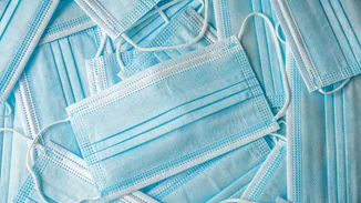 Πότε και γιατί πρέπει να -συνεχίσεις να- φοράς διπλή μάσκα