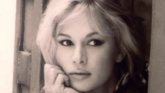 "Μπαίνω στο καμαρίνι και είναι η Αλίκη γυμνή. Έβλεπα την υπέροχη πλάτη της και στον καθρέφτη το στήθος της"