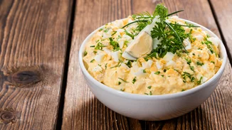 Η πιο νόστιμη σαλάτα του καλοκαιριού | Αυγοσαλάτα με αγγούρι, γιαούρτι και 3 ακόμη υλικά