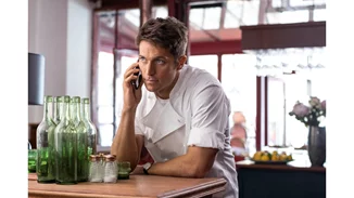 Lucas Bravo | Ο Gabriel του "Emily in Paris" δεν θέλει να χαρακτηρίζεται από το όμορφο πρόσωπό του